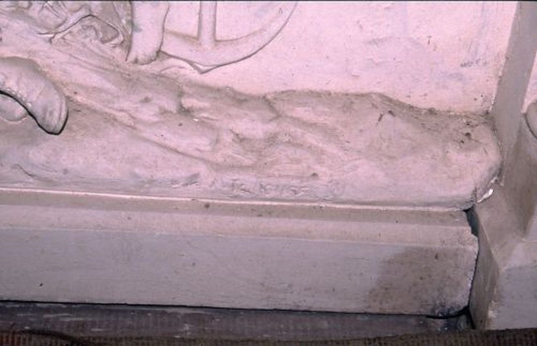 autel faisant office de monument aux morts, détail de la signature - © Ministère de la Culture (France), Conservation des antiquités et des objets d’art de l'Ariège – Tous droits réservés 