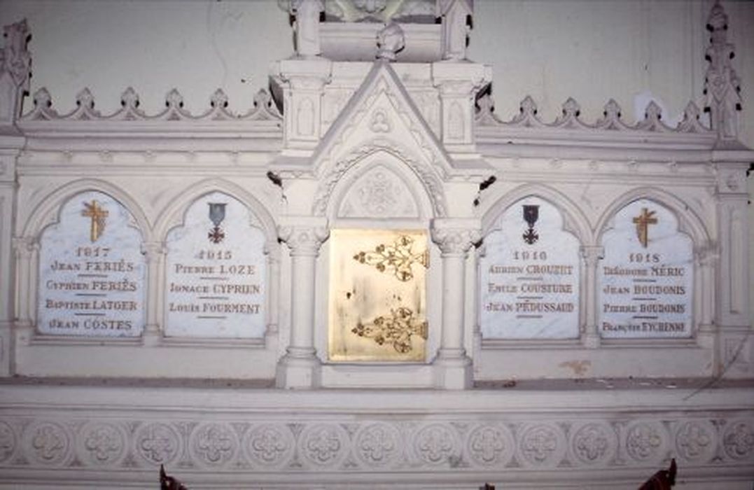 autel faisant office de monument aux morts, détail du tabernacle - © Ministère de la Culture (France), Conservation des antiquités et des objets d’art de l'Ariège – Tous droits réservés 