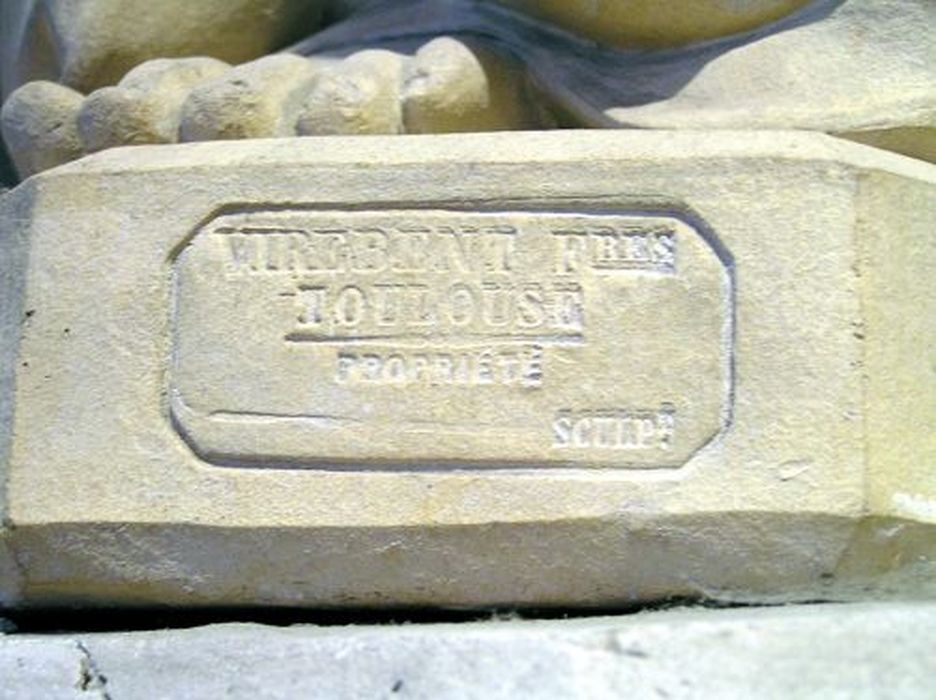 statue : Ange, détail de la signature - © Ministère de la Culture (France), Conservation des antiquités et des objets d’art de l'Ariège – Tous droits réservés 