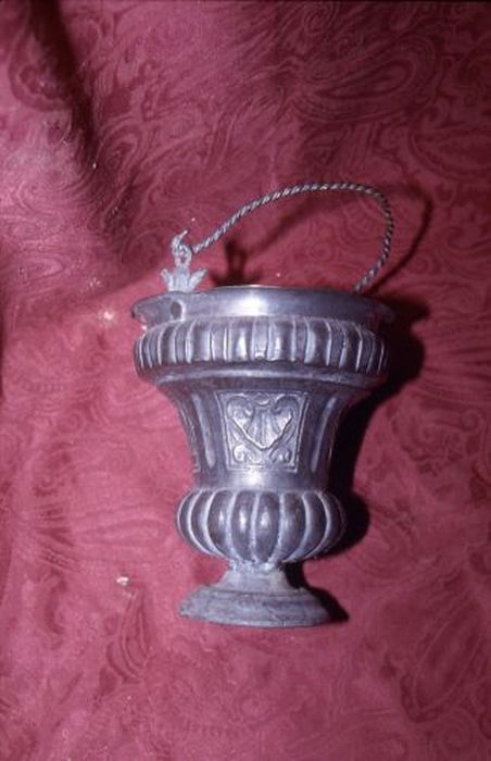 seau à eau bénite - © Ministère de la Culture (France), Conservation des antiquités et des objets d’art de l'Ariège – Tous droits réservés