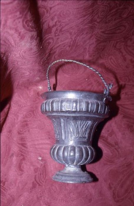 seau à eau bénite - © Ministère de la Culture (France), Conservation des antiquités et des objets d’art de l'Ariège – Tous droits réservés 