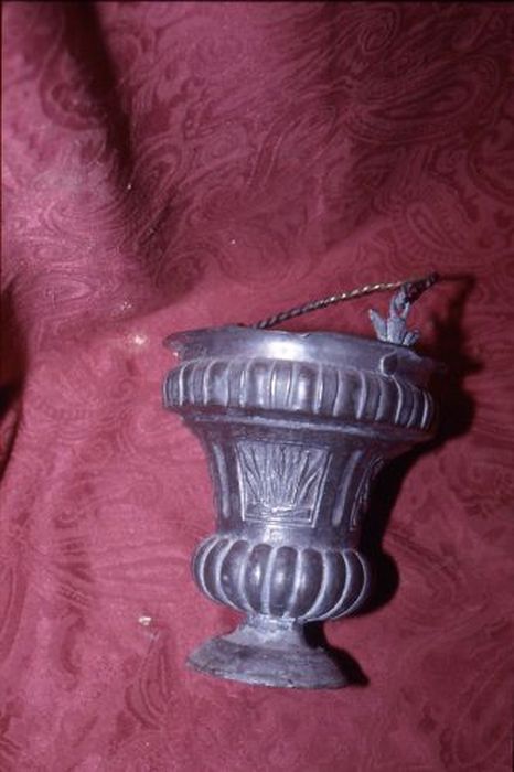 seau à eau bénite - © Ministère de la Culture (France), Conservation des antiquités et des objets d’art de l'Ariège – Tous droits réservés 