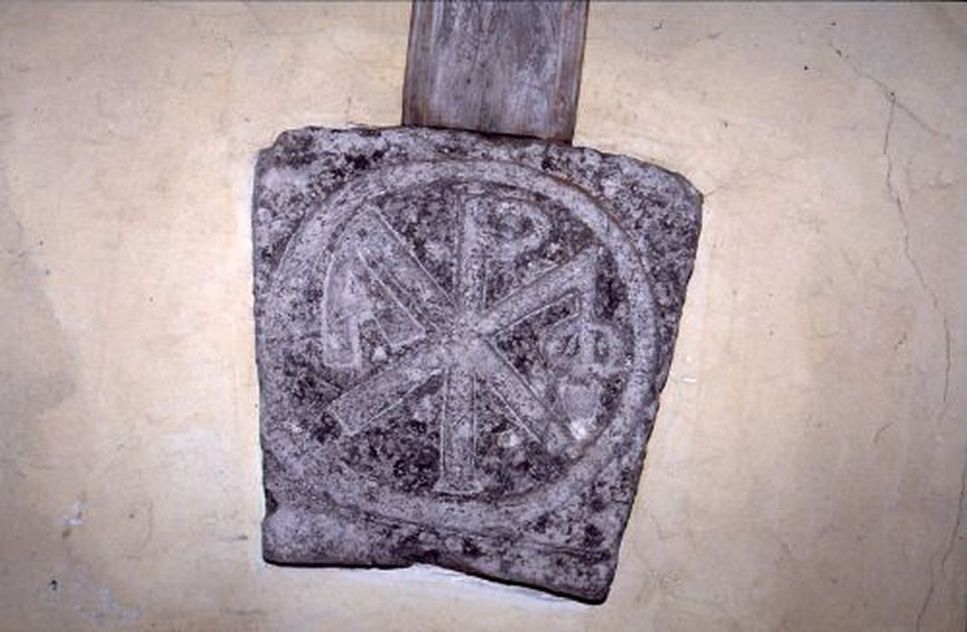 sculpture : chrisme - © Ministère de la Culture (France), Conservation des antiquités et des objets d’art de l'Ariège – Tous droits réservés