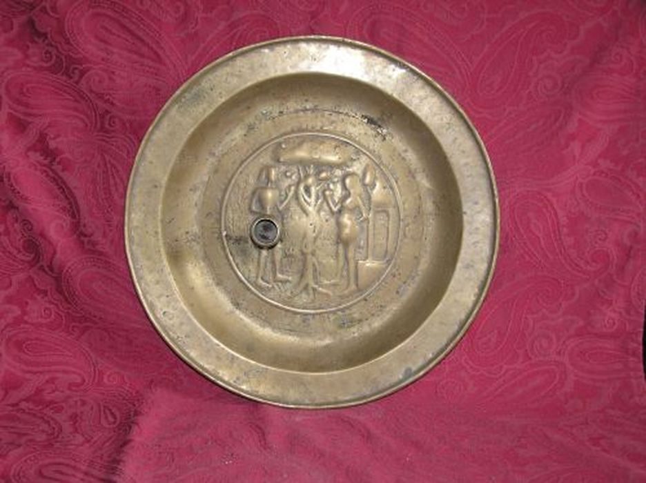 plat de quête - © Ministère de la Culture (France), Conservation des antiquités et des objets d’art de l'Ariège – Tous droits réservés 