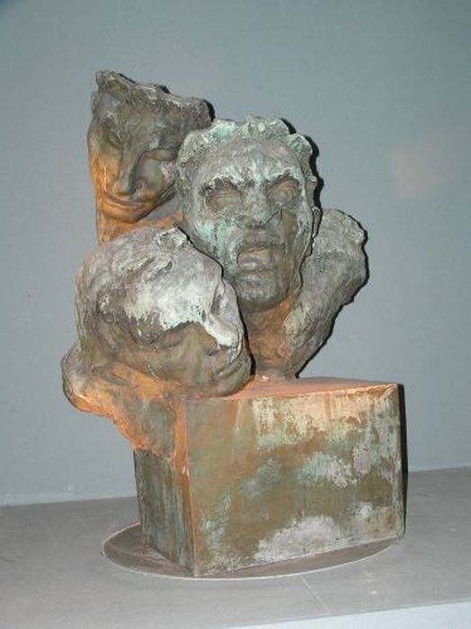 sculpture (monument aux morts) : Trois têtes figurant la peur, la souffrance et la mort - © Ministère de la Culture (France), Conservation des antiquités et des objets d’art de l'Ariège – Tous droits réservés 