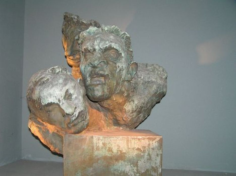sculpture (monument aux morts) : Trois têtes figurant la peur, la souffrance et la mort - © Ministère de la Culture (France), Conservation des antiquités et des objets d’art de l'Ariège – Tous droits réservés 