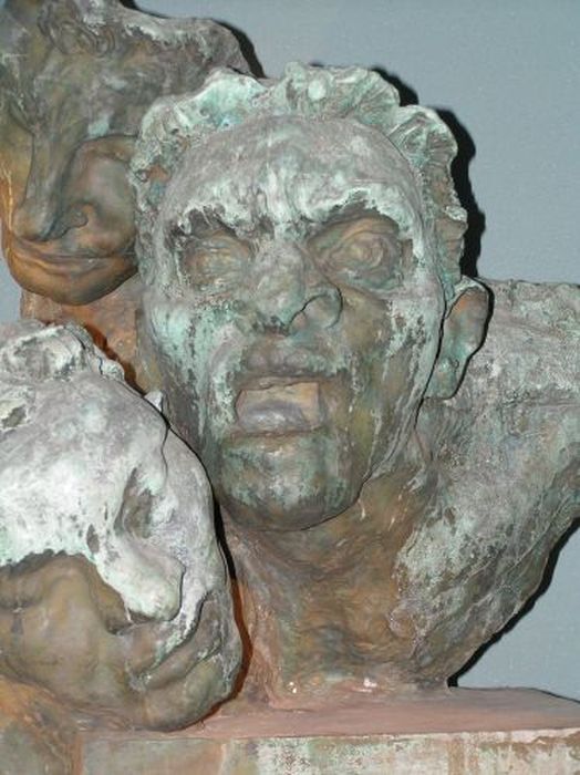 sculpture (monument aux morts) : Trois têtes figurant la peur, la souffrance et la mort, détail - © Ministère de la Culture (France), Conservation des antiquités et des objets d’art de l'Ariège – Tous droits réservés 