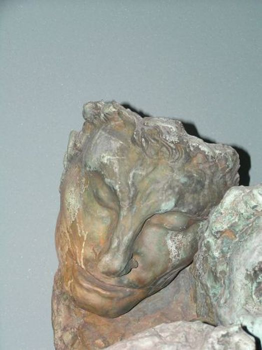 sculpture (monument aux morts) : Trois têtes figurant la peur, la souffrance et la mort, détail - © Ministère de la Culture (France), Conservation des antiquités et des objets d’art de l'Ariège – Tous droits réservés 