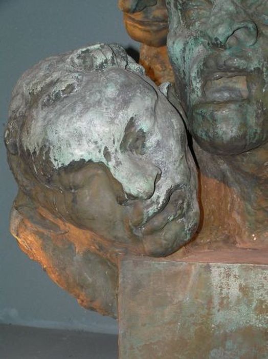 sculpture (monument aux morts) : Trois têtes figurant la peur, la souffrance et la mort, détail - © Ministère de la Culture (France), Conservation des antiquités et des objets d’art de l'Ariège – Tous droits réservés 