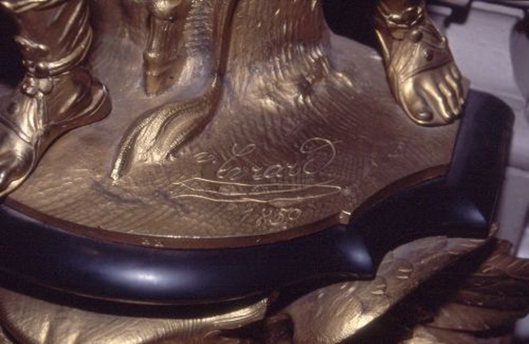 pendule : Les Héros de la guerre de Troie, Hector et Agamemnon, détail de la signature - © Ministère de la Culture (France), Conservation des antiquités et des objets d’art de l'Ariège – Tous droits réservés 