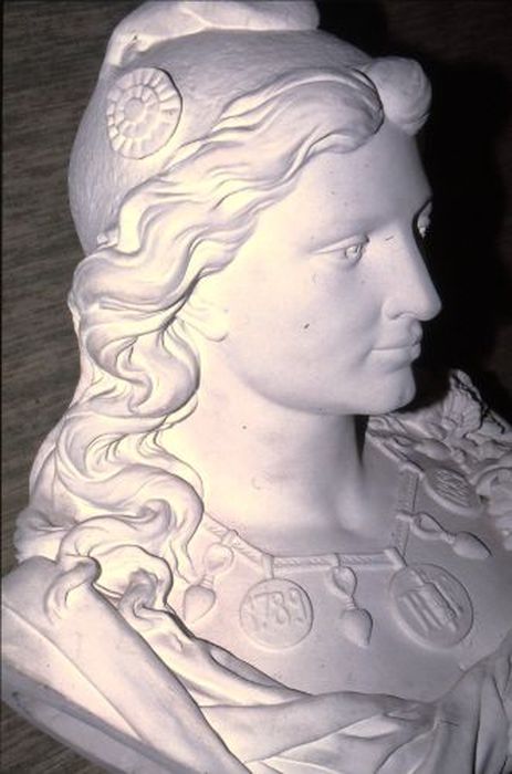 buste : Marianne dite du Centennaire, vue partielle - © Ministère de la Culture (France), Conservation des antiquités et des objets d’art de l'Ariège – Tous droits réservés 