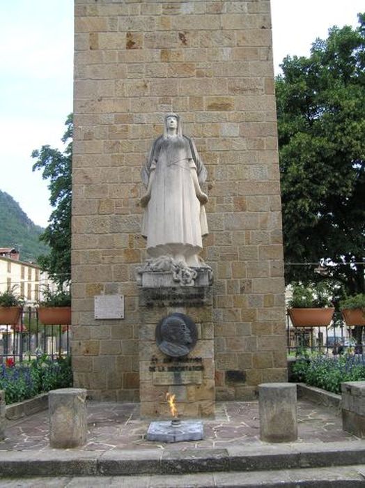 statue (monument aux morts) : Femme debout - © Ministère de la Culture (France), Conservation des antiquités et des objets d’art de l'Ariège – Tous droits réservés 