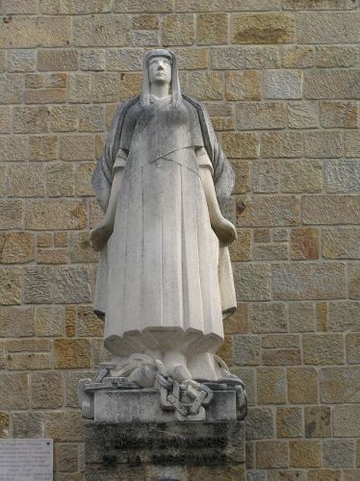 statue (monument aux morts) : Femme debout - © Ministère de la Culture (France), Conservation des antiquités et des objets d’art de l'Ariège – Tous droits réservés 