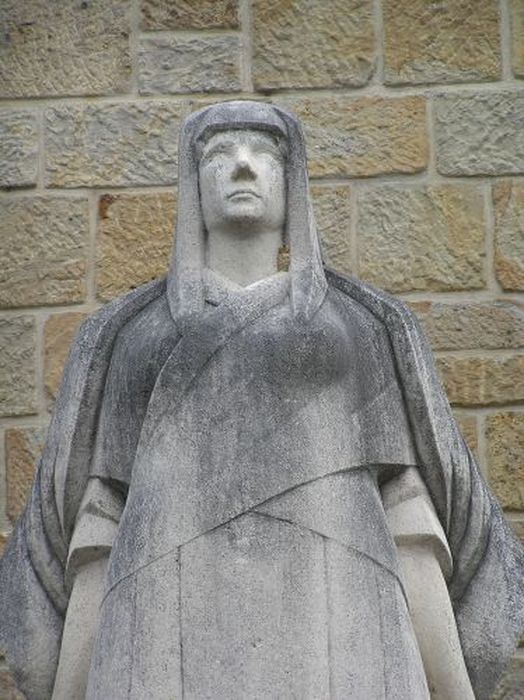 statue (monument aux morts) : Femme debout, vue partielle - © Ministère de la Culture (France), Conservation des antiquités et des objets d’art de l'Ariège – Tous droits réservés 