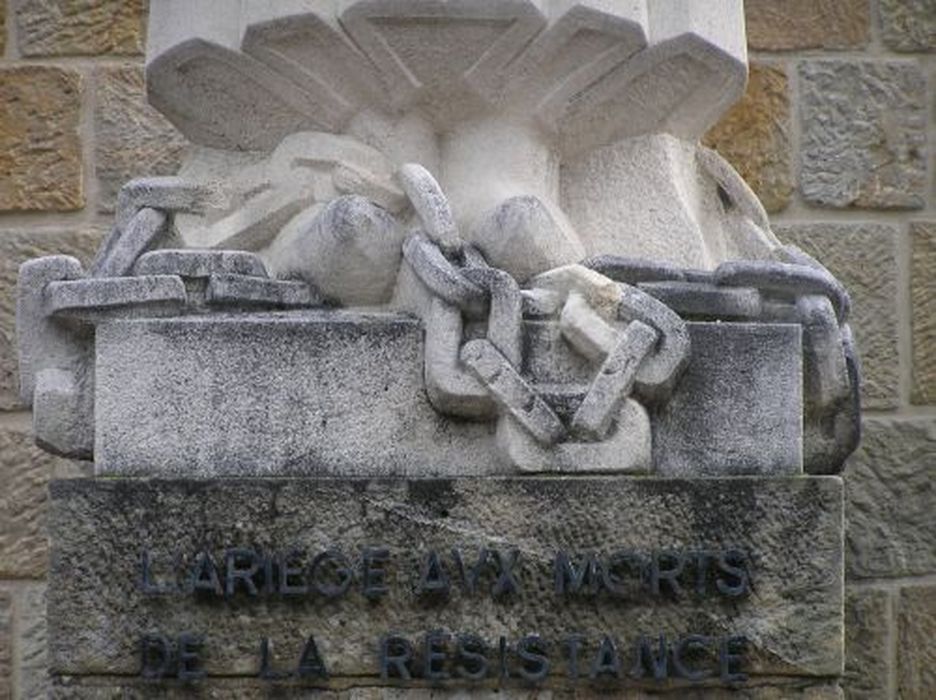 statue (monument aux morts) : Femme debout, détail - © Ministère de la Culture (France), Conservation des antiquités et des objets d’art de l'Ariège – Tous droits réservés 