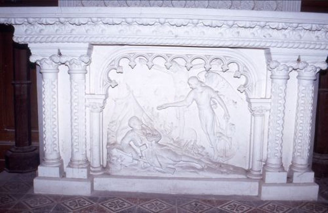 autel et son haut-relief : « Je suis la résurrection et la vie »