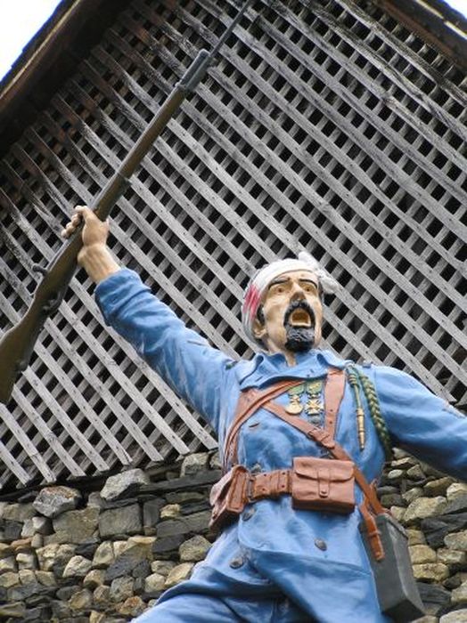 statue (monument aux morts) : Soldat debout, vue partielle - © Ministère de la Culture (France), Conservation des antiquités et des objets d’art de l'Ariège – Tous droits réservés 