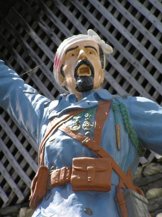statue (monument aux morts) : Soldat debout, vue partielle - © Ministère de la Culture (France), Conservation des antiquités et des objets d’art de l'Ariège – Tous droits réservés 