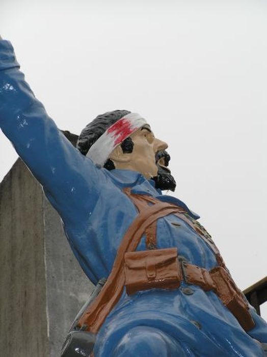 statue (monument aux morts) : Soldat debout, vue partielle - © Ministère de la Culture (France), Conservation des antiquités et des objets d’art de l'Ariège – Tous droits réservés 