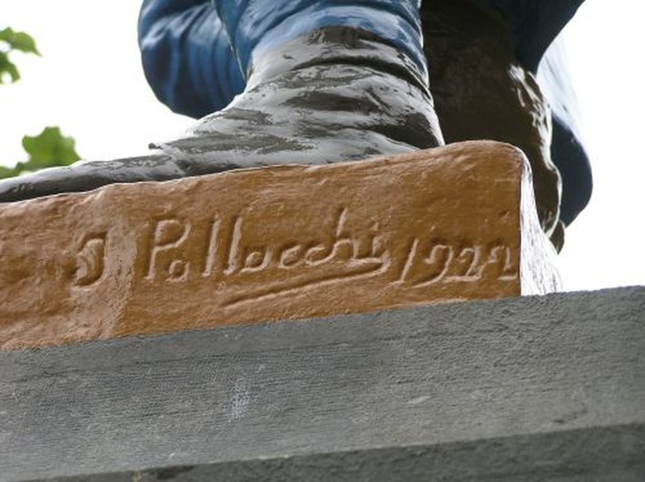 statue (monument aux morts) : Soldat debout, détail de la signature