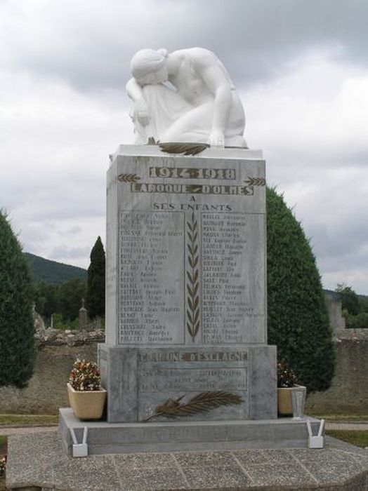 statue (monument aux morts) : Femme agenouillée - © Ministère de la Culture (France), Conservation des antiquités et des objets d’art de l'Ariège – Tous droits réservés 