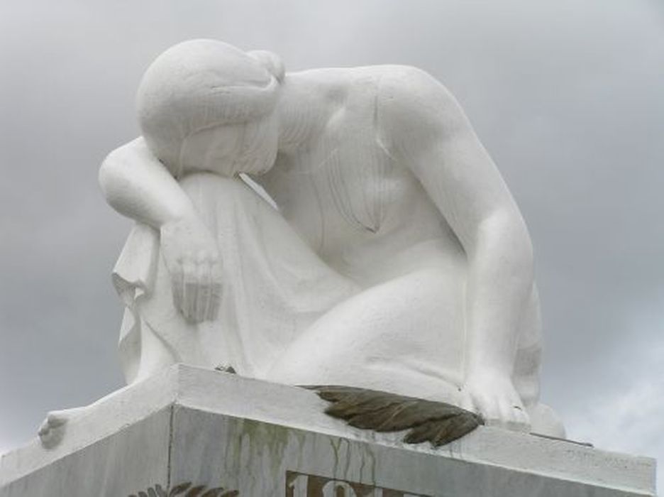 statue (monument aux morts) : Femme agenouillée - © Ministère de la Culture (France), Conservation des antiquités et des objets d’art de l'Ariège – Tous droits réservés 