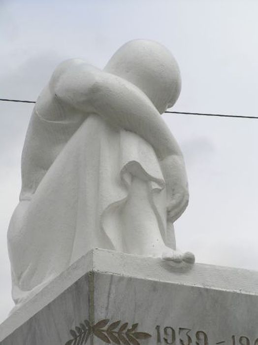 statue (monument aux morts) : Femme agenouillée - © Ministère de la Culture (France), Conservation des antiquités et des objets d’art de l'Ariège – Tous droits réservés 