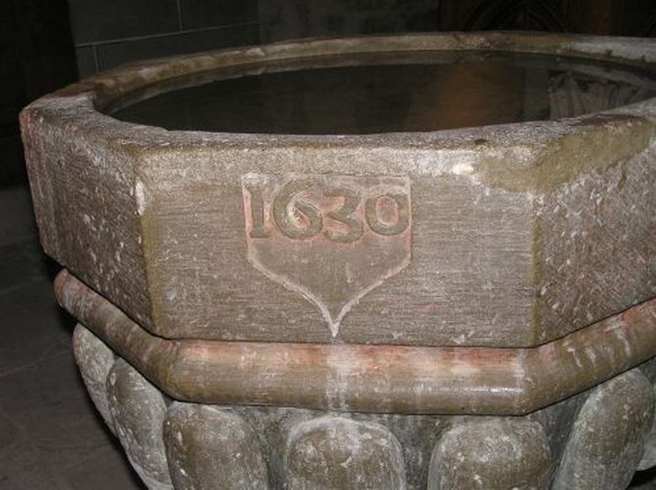 bénitier, détail de la date - © Ministère de la Culture (France), Conservation des antiquités et des objets d’art de l'Ariège – Tous droits réservés 