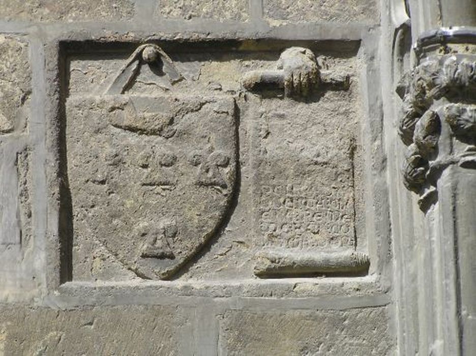 bas-relief armorié aux armes du seigneur ecclésiastique de Laroque - © Ministère de la Culture (France), Conservation des antiquités et des objets d’art de l'Ariège – Tous droits réservés 