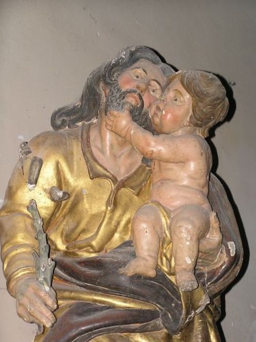 statue : Saint Joseph portant l’Enfant Jésus, vue partielle