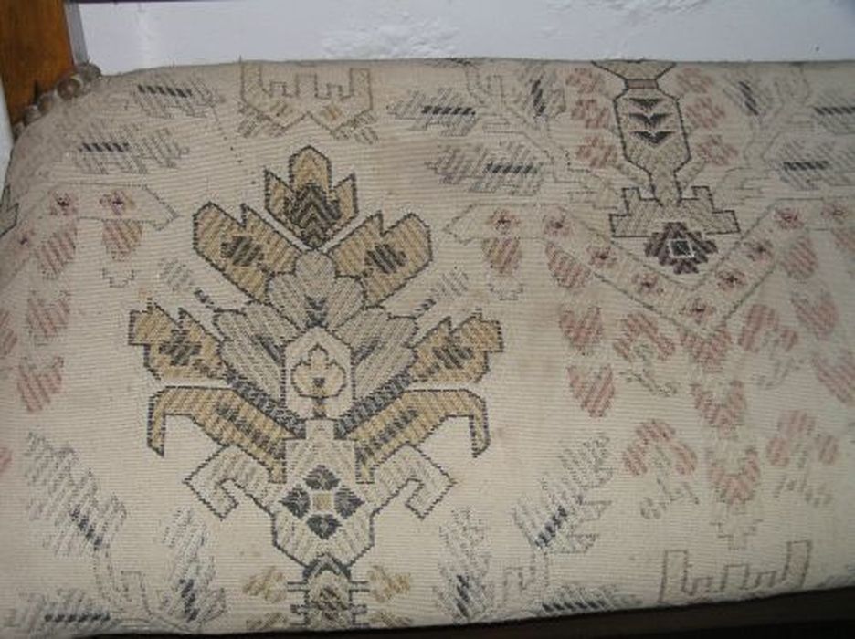 banc de mariage, détail du tissu - © Ministère de la Culture (France), Conservation des antiquités et des objets d’art de l'Ariège – Tous droits réservés 
