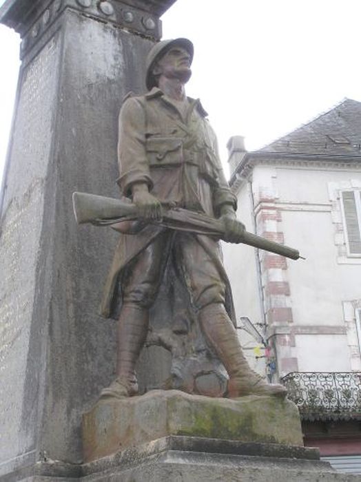 statue (monument aux morts) : Soldat debout, vue partielle - © Ministère de la Culture (France), Conservation des antiquités et des objets d’art de l'Ariège – Tous droits réservés 