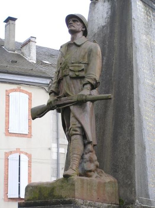 statue (monument aux morts) : Soldat debout, vue partielle - © Ministère de la Culture (France), Conservation des antiquités et des objets d’art de l'Ariège – Tous droits réservés 