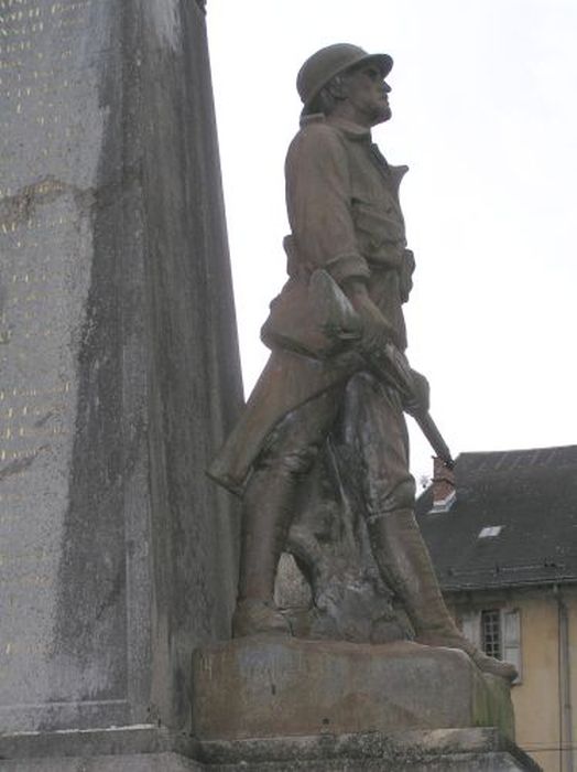 statue (monument aux morts) : Soldat debout, vue partielle - © Ministère de la Culture (France), Conservation des antiquités et des objets d’art de l'Ariège – Tous droits réservés 