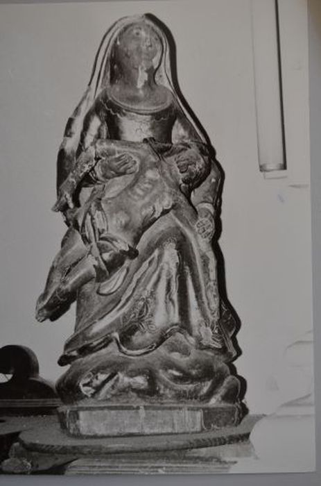groupe sculpté : Vierge de Pitié - © Ministère de la Culture (France), Conservation des antiquités et des objets d’art de l'Ariège – Tous droits réservés 