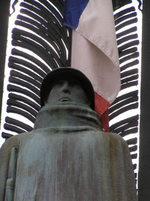 statue (monument aux morts) : Soldat debout, vue partielle
