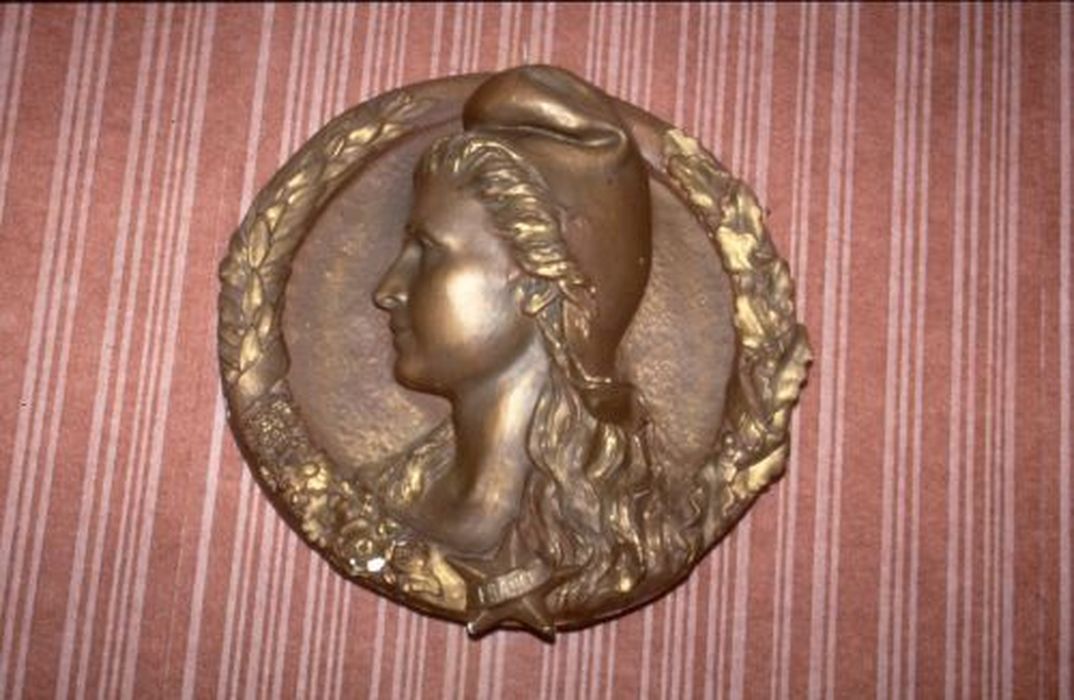 bas-relief : Buste de Marianne - © Ministère de la Culture (France), Conservation des antiquités et des objets d’art de l'Ariège – Tous droits réservés