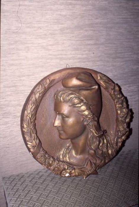 bas-relief : Buste de Marianne - © Ministère de la Culture (France), Conservation des antiquités et des objets d’art de l'Ariège – Tous droits réservés 