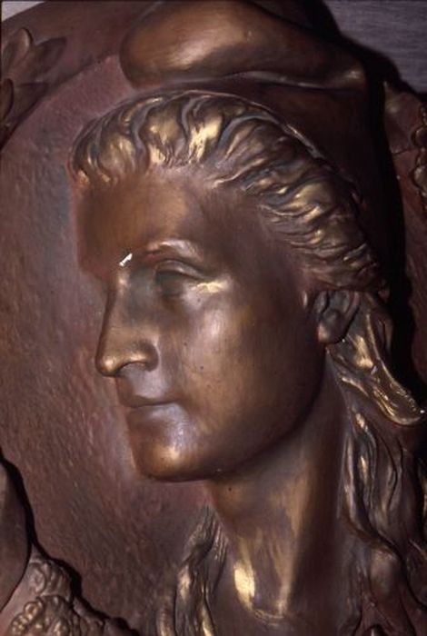 bas-relief : Buste de Marianne, détail - © Ministère de la Culture (France), Conservation des antiquités et des objets d’art de l'Ariège – Tous droits réservés 