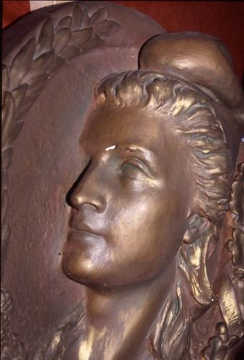 bas-relief : Buste de Marianne, détail - © Ministère de la Culture (France), Conservation des antiquités et des objets d’art de l'Ariège – Tous droits réservés 