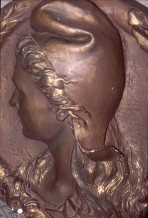 bas-relief : Buste de Marianne, détail - © Ministère de la Culture (France), Conservation des antiquités et des objets d’art de l'Ariège – Tous droits réservés 