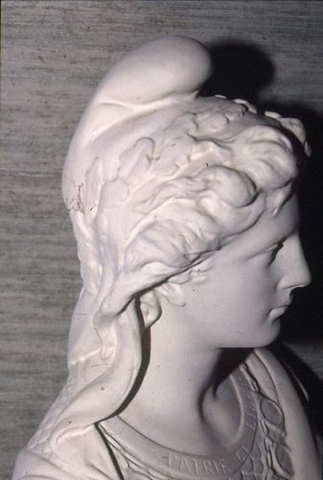 buste : Marianne, vue partielle - © Ministère de la Culture (France), Conservation des antiquités et des objets d’art de l'Ariège – Tous droits réservés 