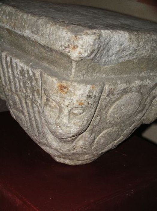 chapiteau, détail - © Ministère de la Culture (France), Conservation des antiquités et des objets d’art de l'Ariège – Tous droits réservés 