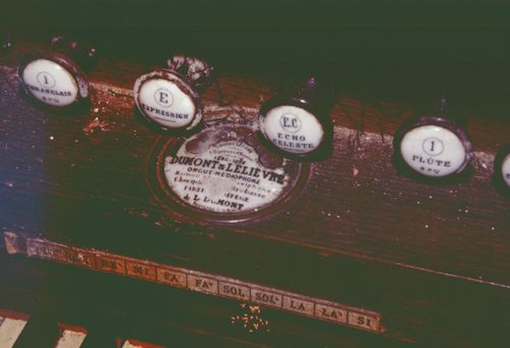 harmonium, détail - © Ministère de la Culture (France), Conservation des antiquités et des objets d’art de l'Ariège – Tous droits réservés 