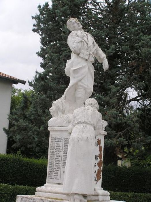 groupe sculpté (monument aux morts) : Soldat debout et femme éplorée - © Ministère de la Culture (France), Conservation des antiquités et des objets d’art de l'Ariège – Tous droits réservés
