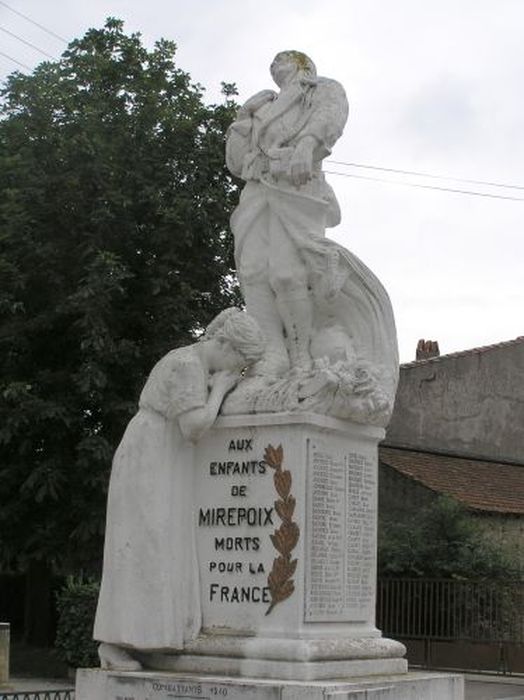 groupe sculpté (monument aux morts) : Soldat debout et femme éplorée - © Ministère de la Culture (France), Conservation des antiquités et des objets d’art de l'Ariège – Tous droits réservés 
