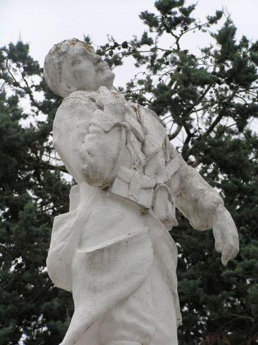 groupe sculpté (monument aux morts) : Soldat debout et femme éplorée, vue partielle - © Ministère de la Culture (France), Conservation des antiquités et des objets d’art de l'Ariège – Tous droits réservés 