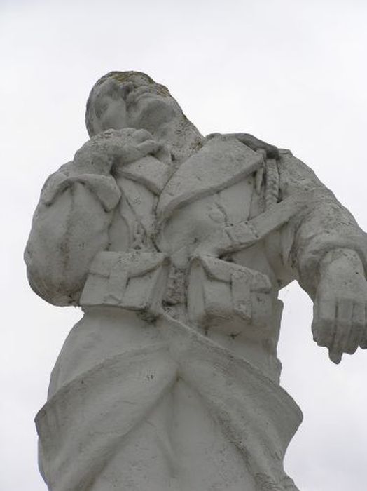 groupe sculpté (monument aux morts) : Soldat debout et femme éplorée, vue partielle - © Ministère de la Culture (France), Conservation des antiquités et des objets d’art de l'Ariège – Tous droits réservés 
