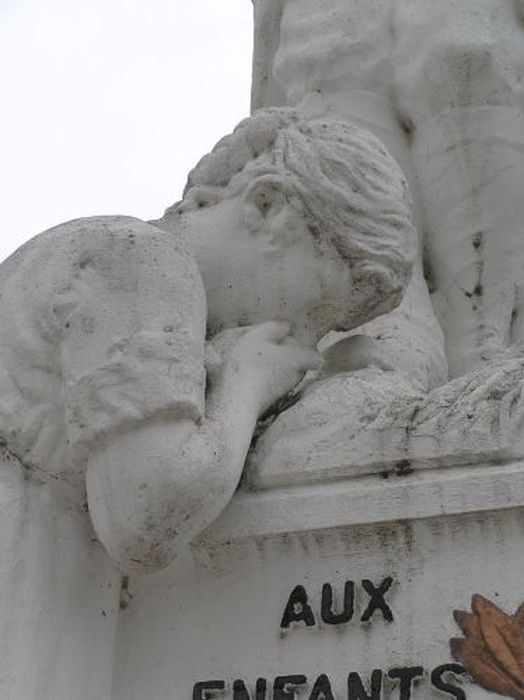 groupe sculpté (monument aux morts) : Soldat debout et femme éplorée, détail - © Ministère de la Culture (France), Conservation des antiquités et des objets d’art de l'Ariège – Tous droits réservés 