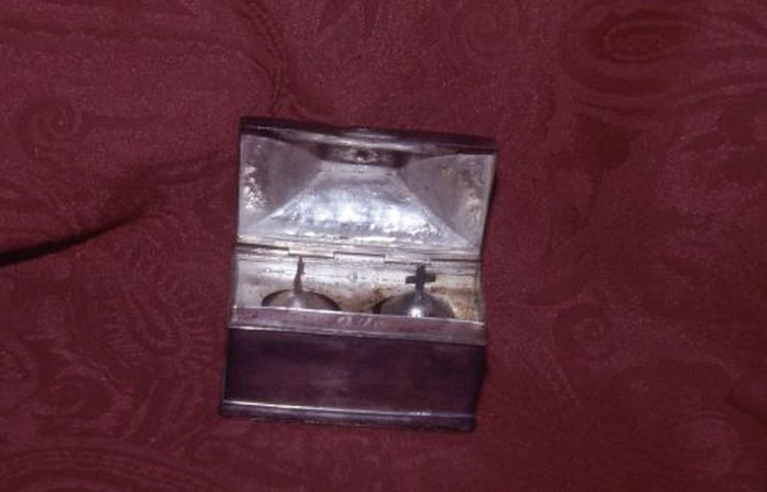 coffret aux saintes huiles et deux ampoules